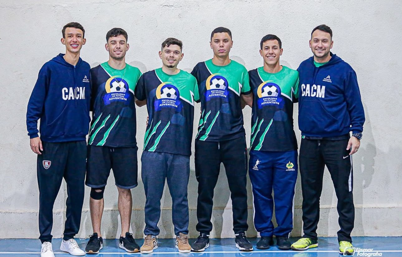 Equipe e professores da escolinha do CACM Sports reunidos em quadra