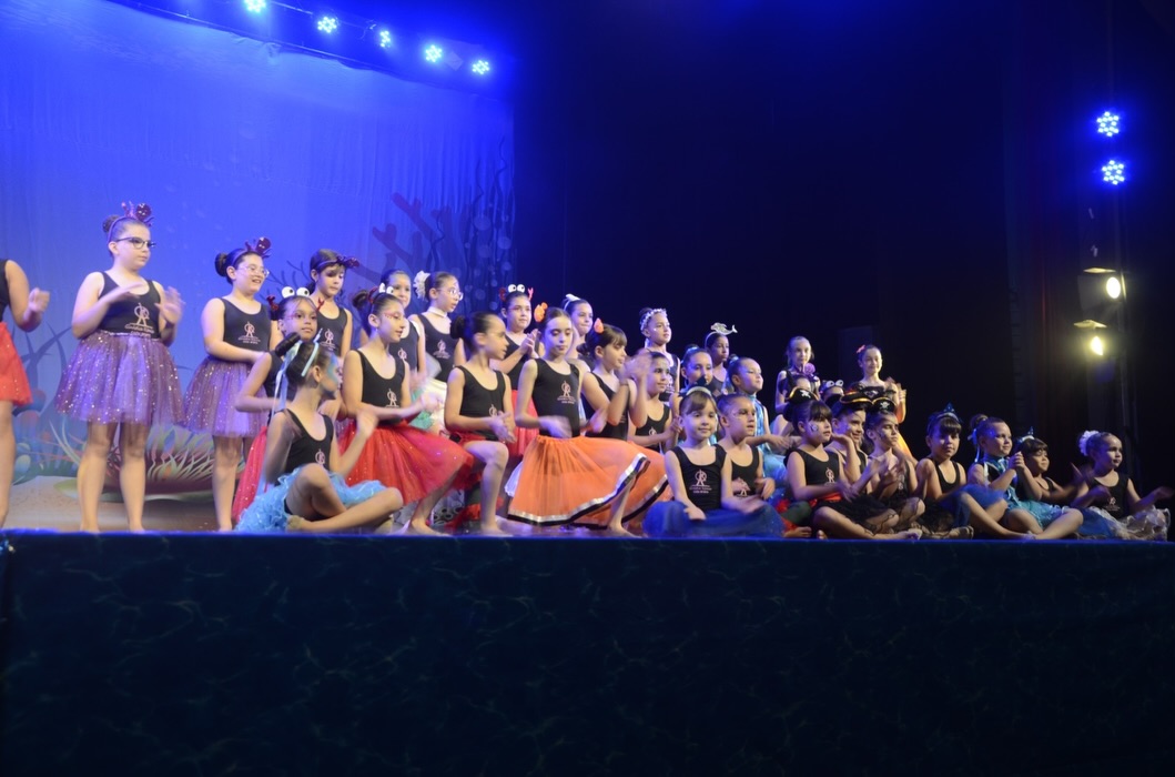 Turma de ginástica do CACM Sports no palco