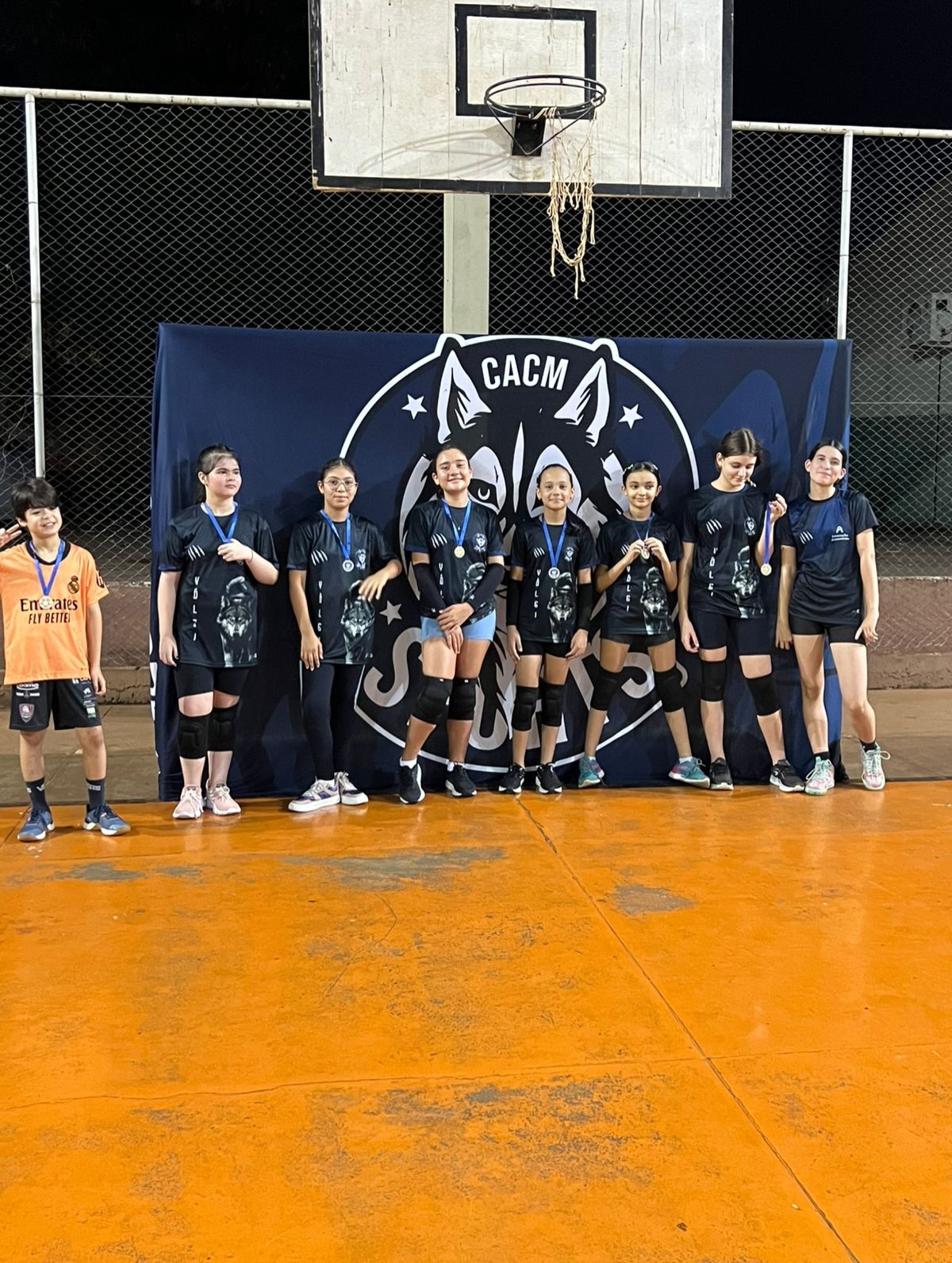 Quadra e equipe de vôlei do CACM Sports